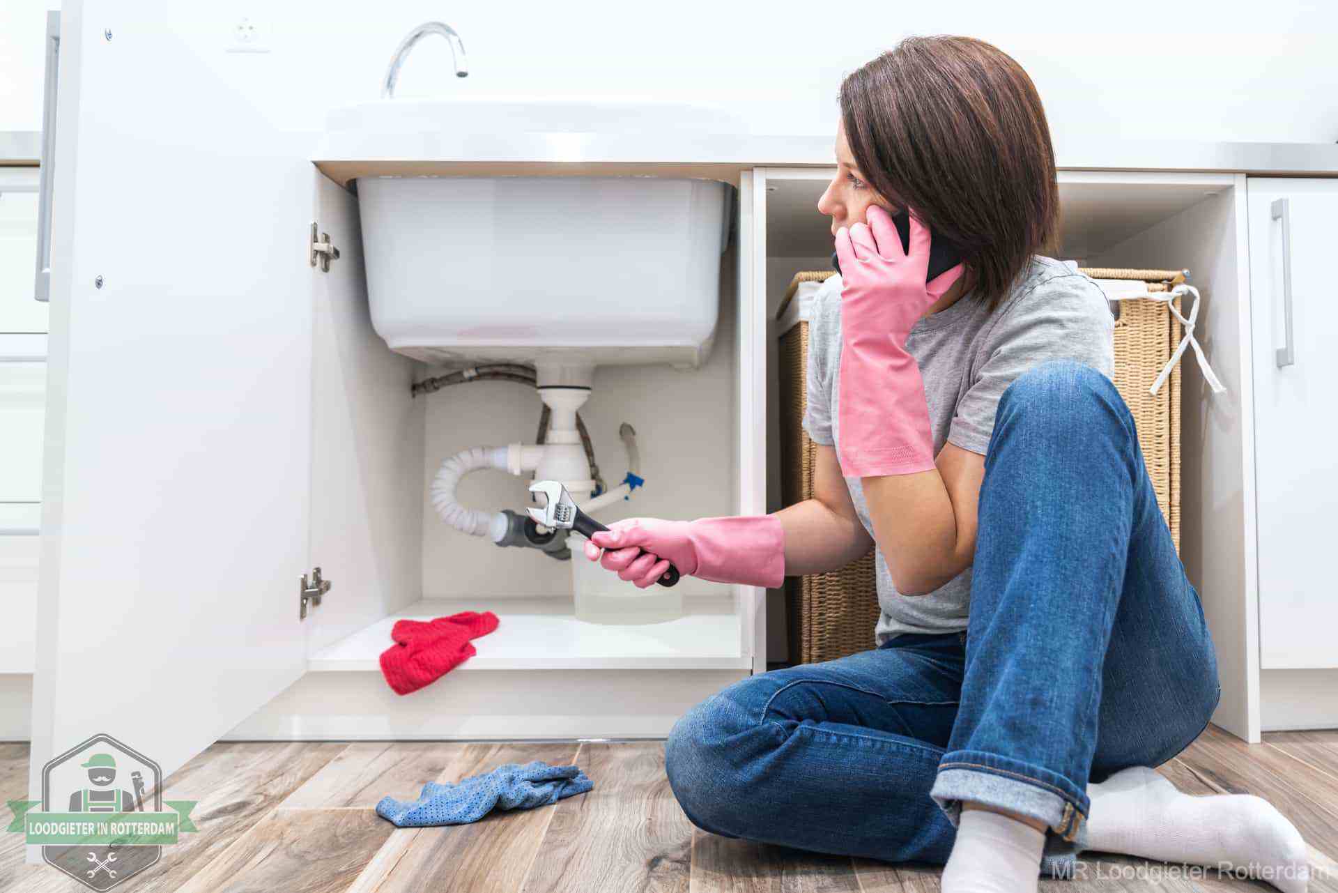 Lekkende gootsteen? Dit kun je doen om schade te voorkomen