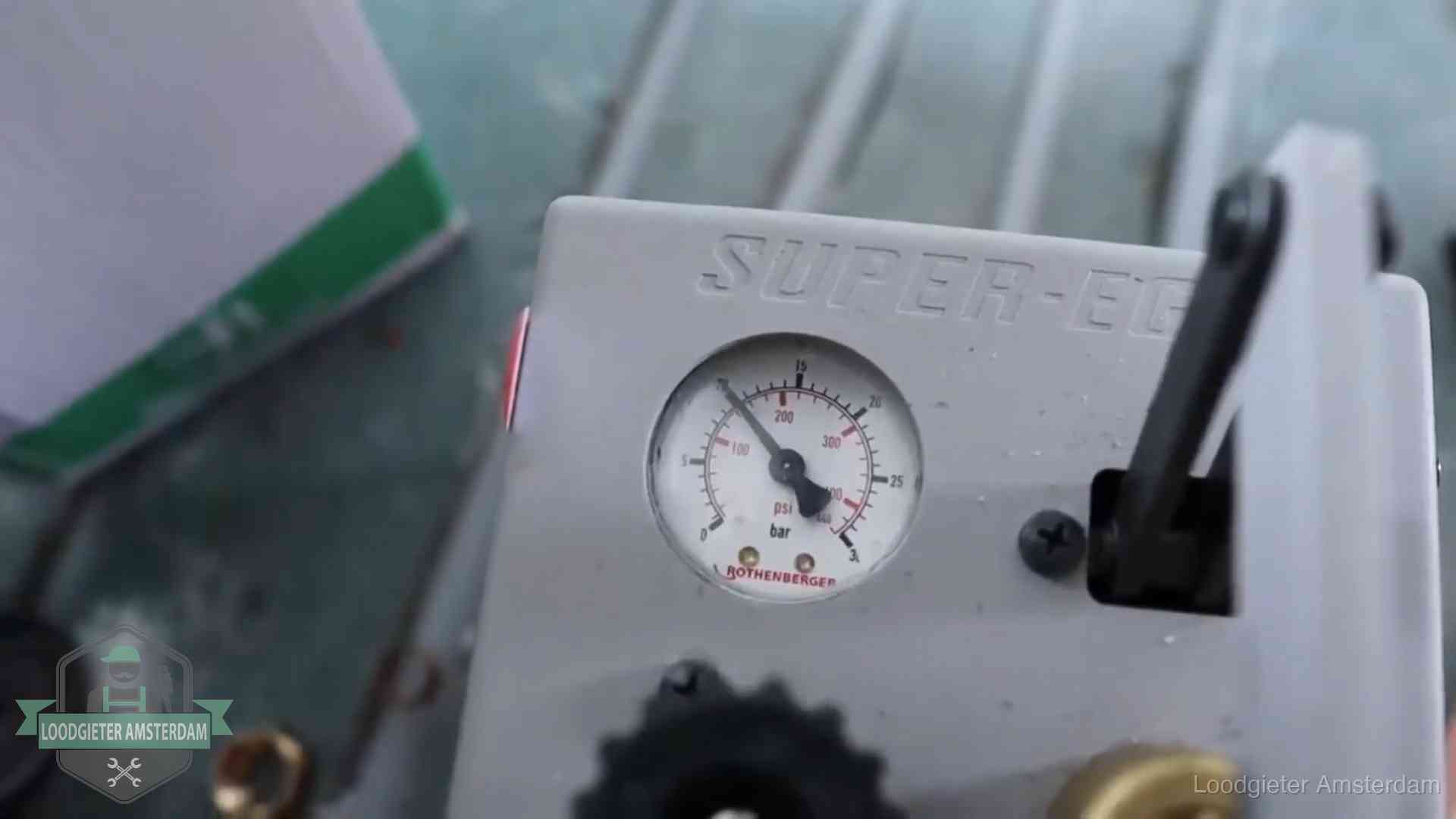 Manometer van een afperspomp bij controle van nieuw leidingwerk in Amsterdam