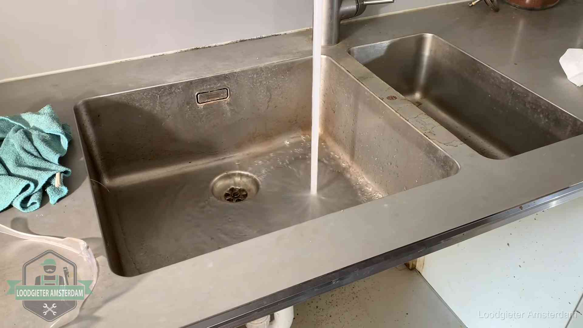 Doorstroomtest van de afvoer bij een gootsteen in Amsterdam