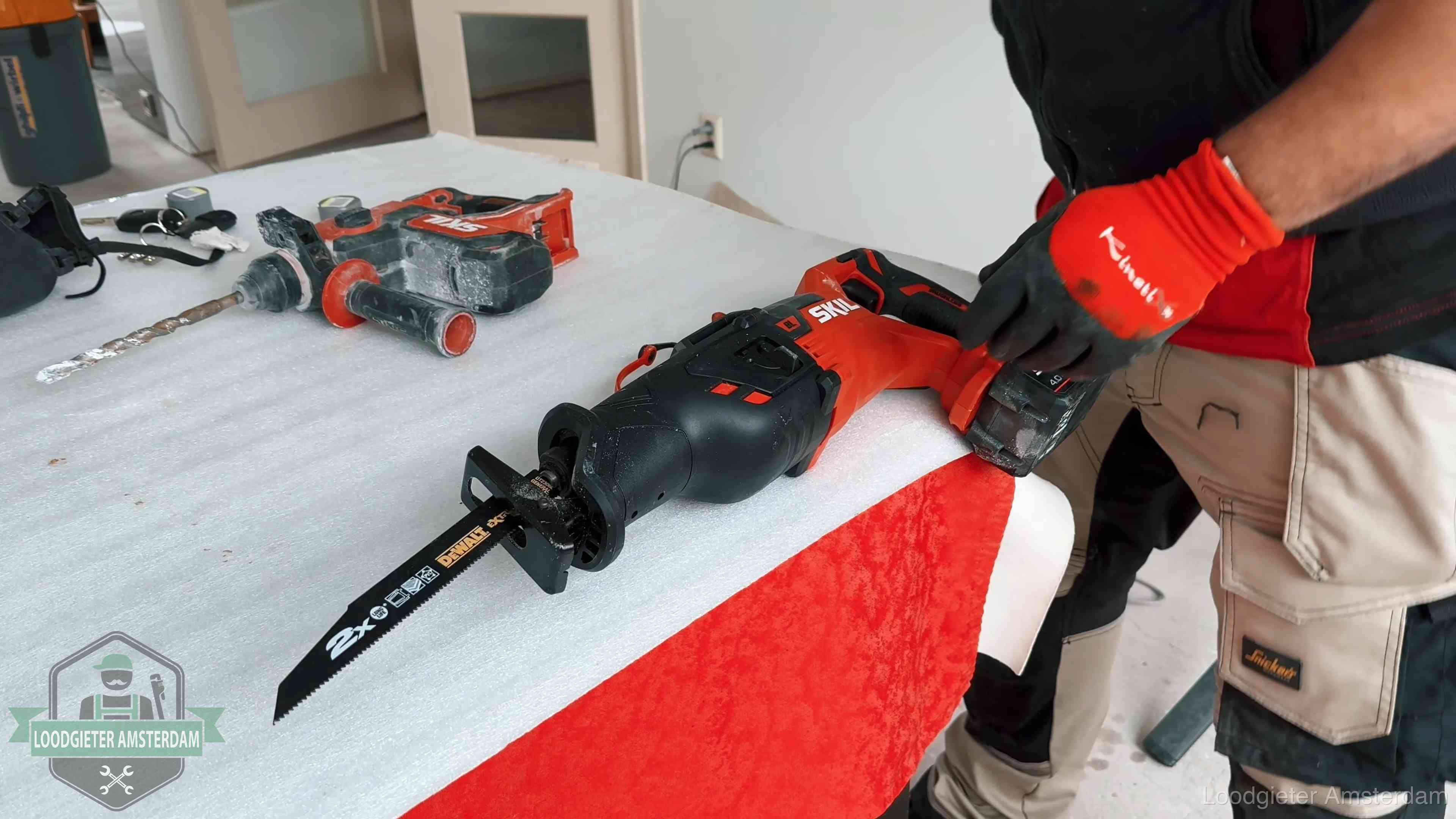Professioneel gereedschap klaargelegd voor een klus in Amsterdam