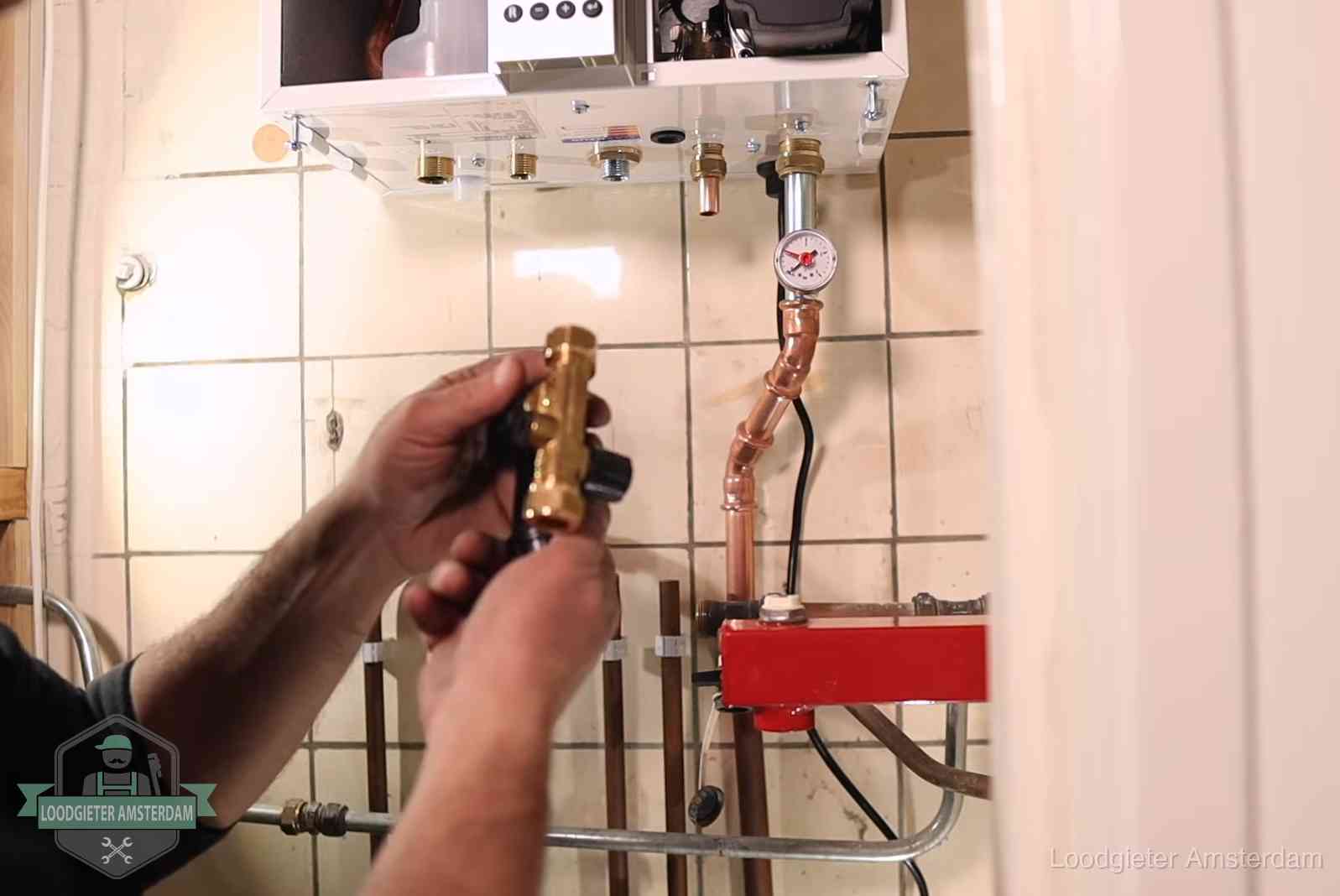 Zelf cv-druk bijvullen in Amsterdam Vulkraan en manometer onder een cv-ketel voor het bijvullen van de waterdruk in Amsterdam