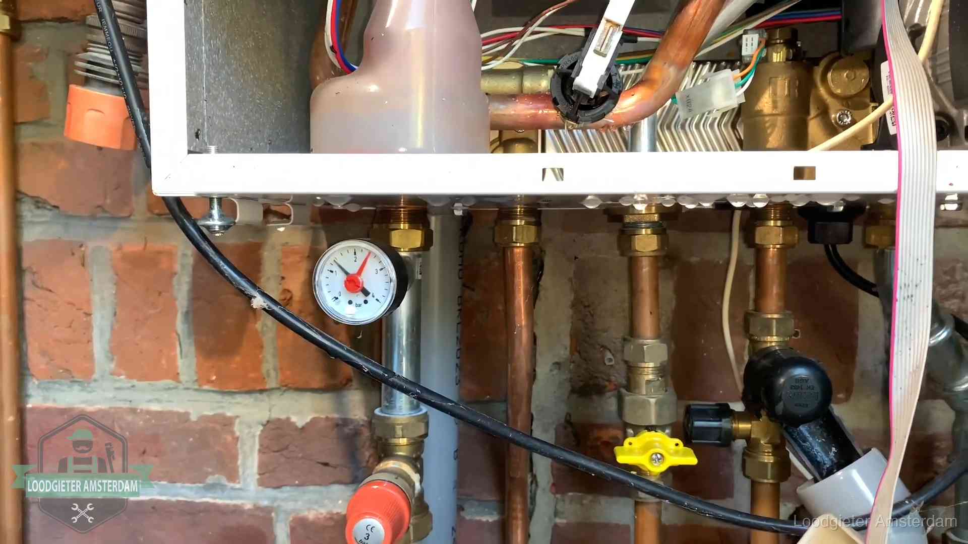 Cv-ketel verliest druk in Amsterdam Manometer en aansluitleidingen onder een cv-ketel in Amsterdam bij controle op drukverlies