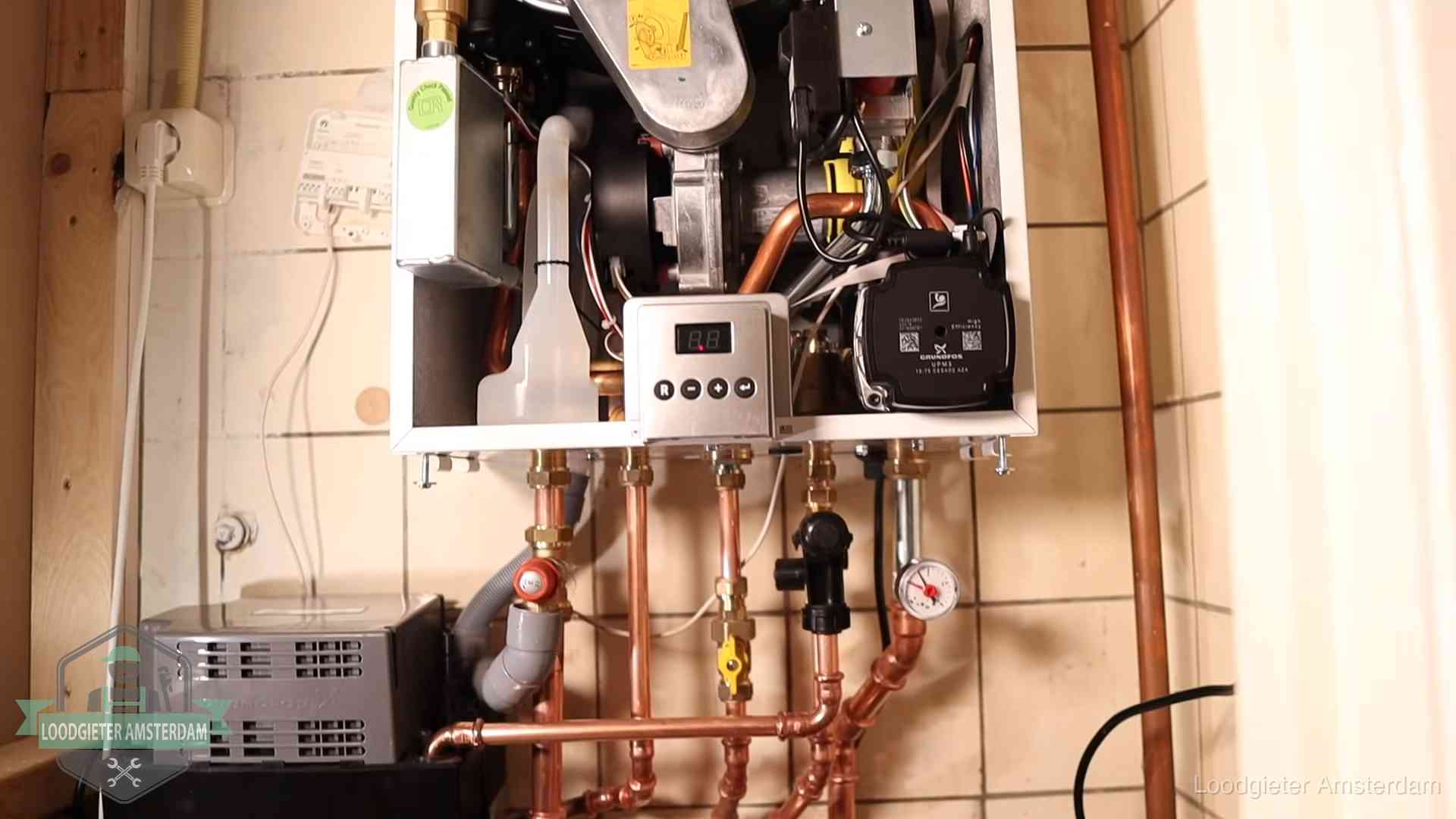 Zuiniger stoken na cv-onderhoud in Amsterdam Geopende cv-ketel met brander en cv-pomp tijdens een onderhoudsbeurt in Amsterdam