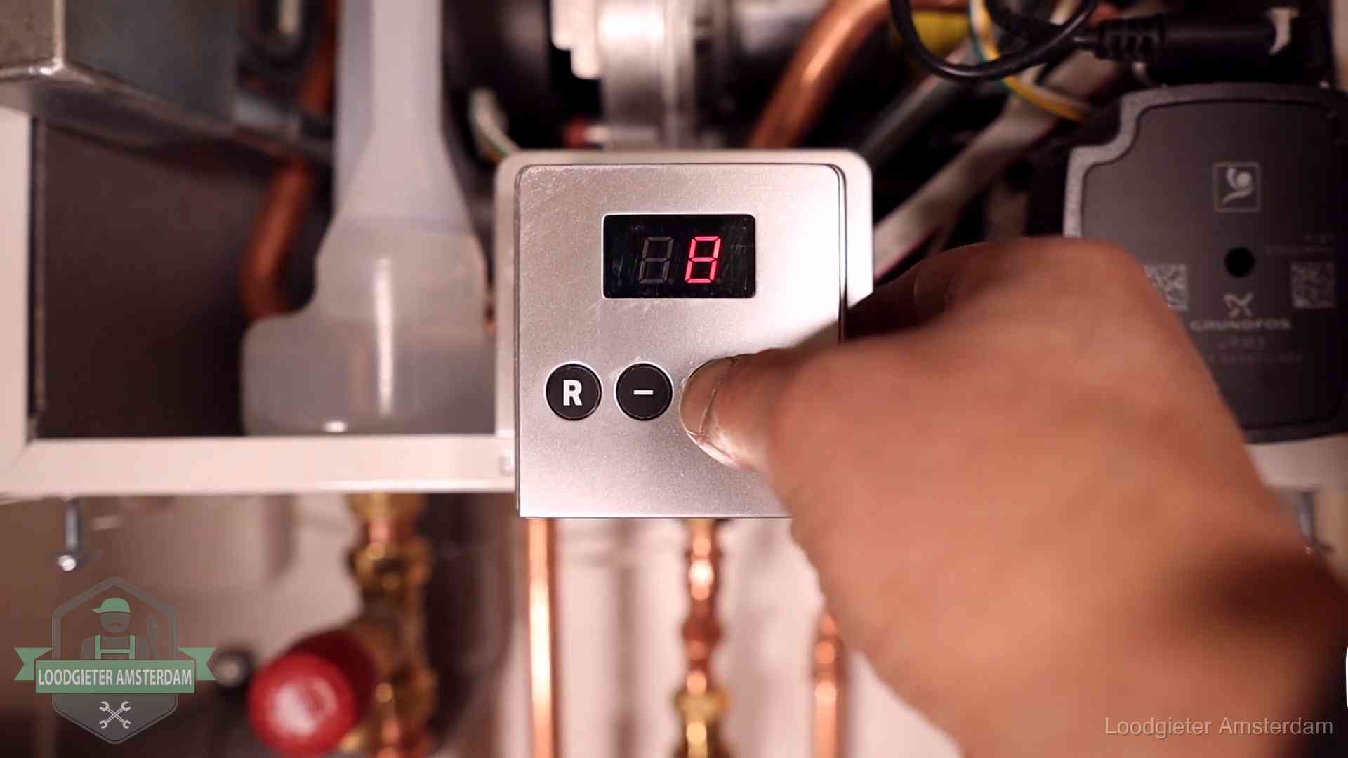 Cv-storing uitlezen in Amsterdam Monteur bedient het display van een cv-ketel bij een storing in Amsterdam