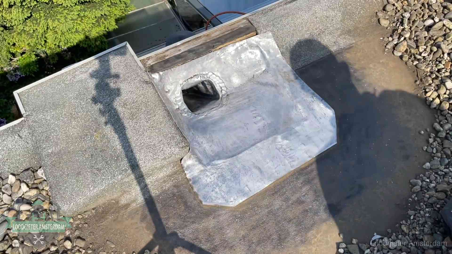 Vers afgedichte dakdoorvoer met lood en zink op een plat dak in Amsterdam