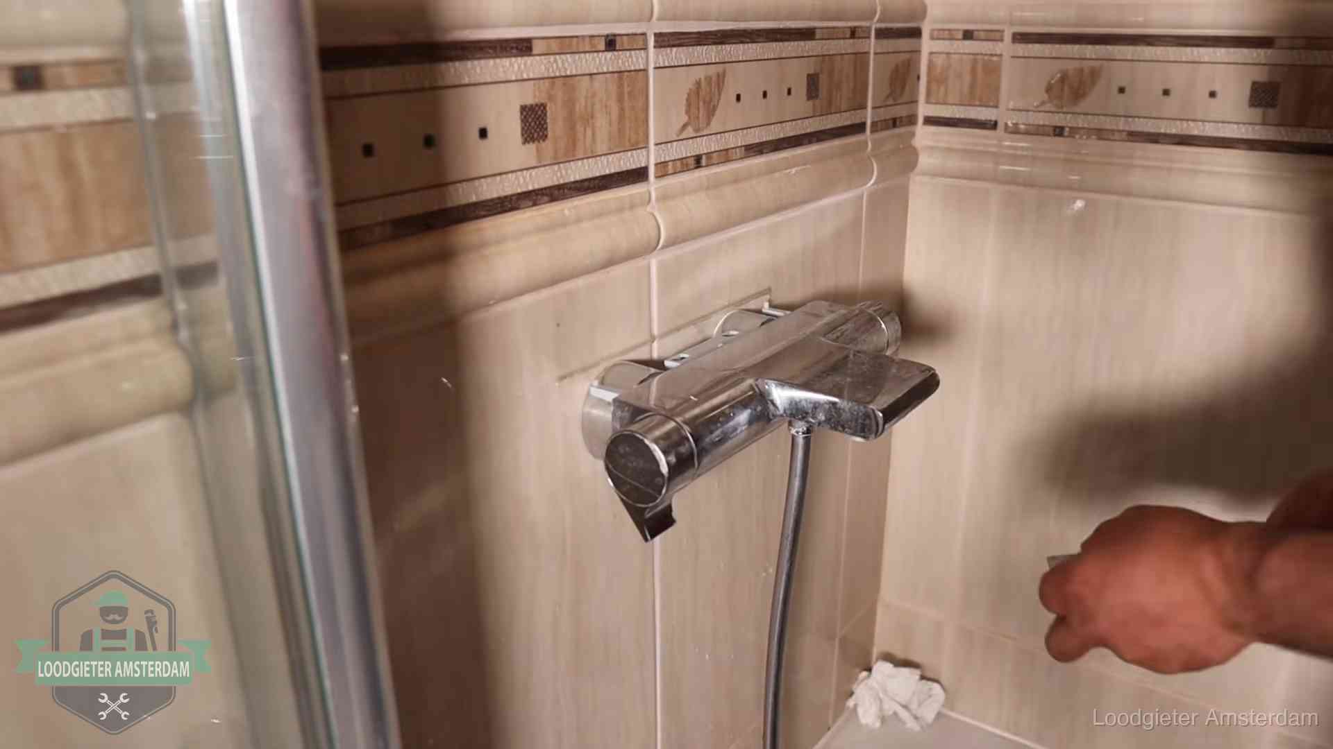 Kalkaanslag en je cv-ketel in Amsterdam Verkalkte douche-mengkraan in Amsterdam, hetzelfde kalk dat zich in de warmtewisselaar afzet