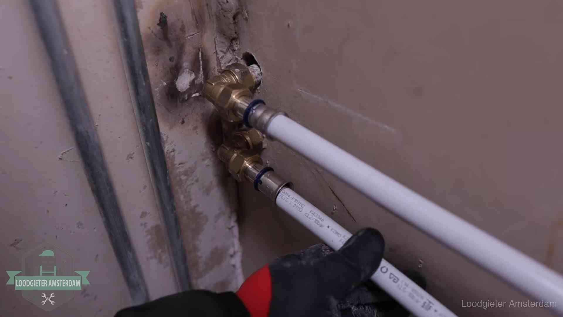 Meerlagenbuizen met keurmerk en rvs persfittingen op muuraansluitingen in Amsterdam
