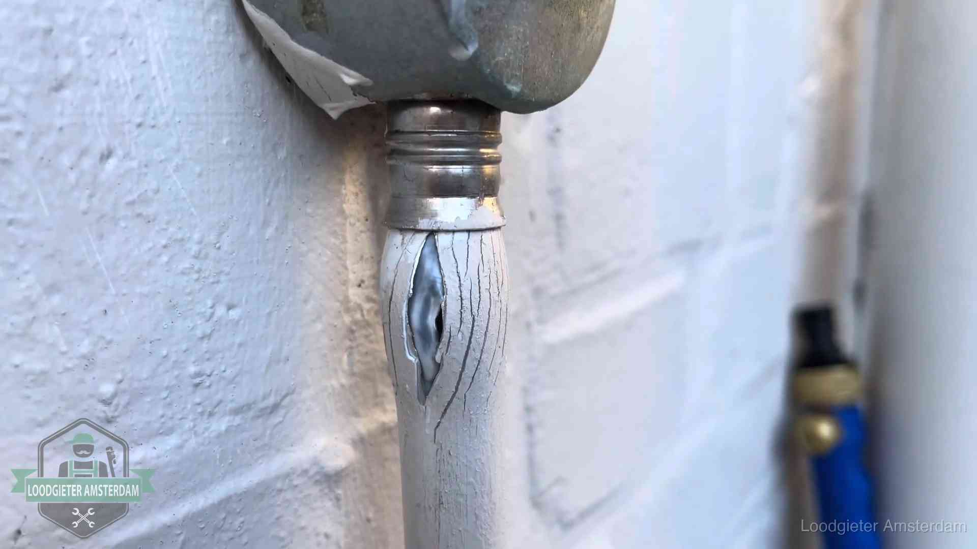 Wanneer lekdetectie in Amsterdam Oude waterleiding in Amsterdam waar de verf openscheurt, een stille aanwijzing voor een beginnend lek