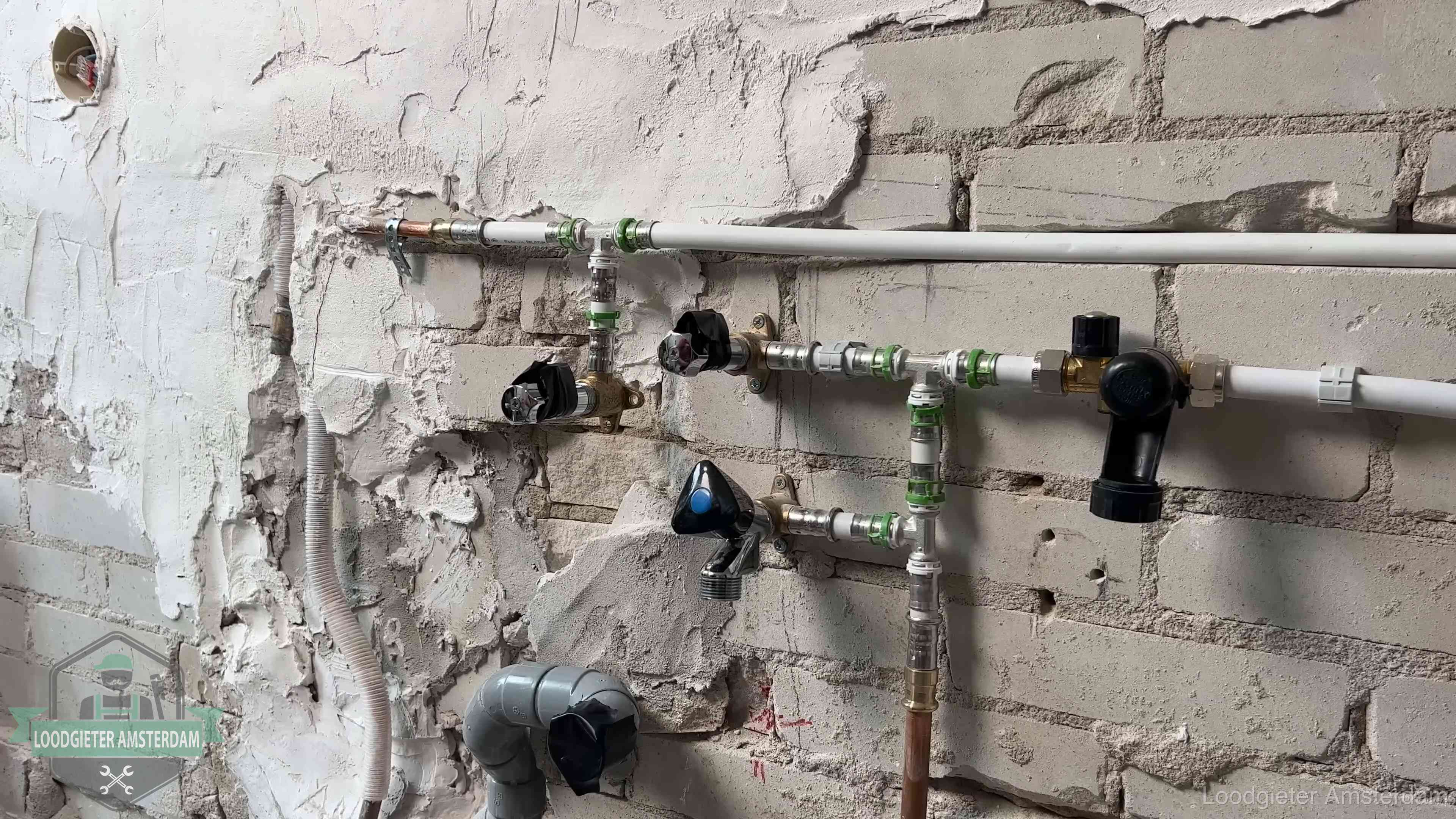 Nieuw aangelegd leidingwerk met persfittingen tijdens een verbouwing in Amsterdam