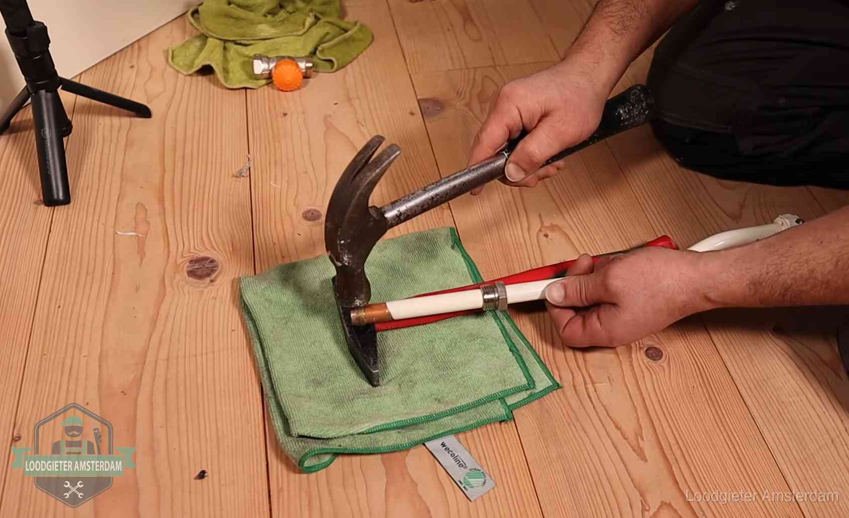 Geimproviseerd gereedschap bij een klus in Amsterdam, een teken om op te letten wie je binnenhaalt