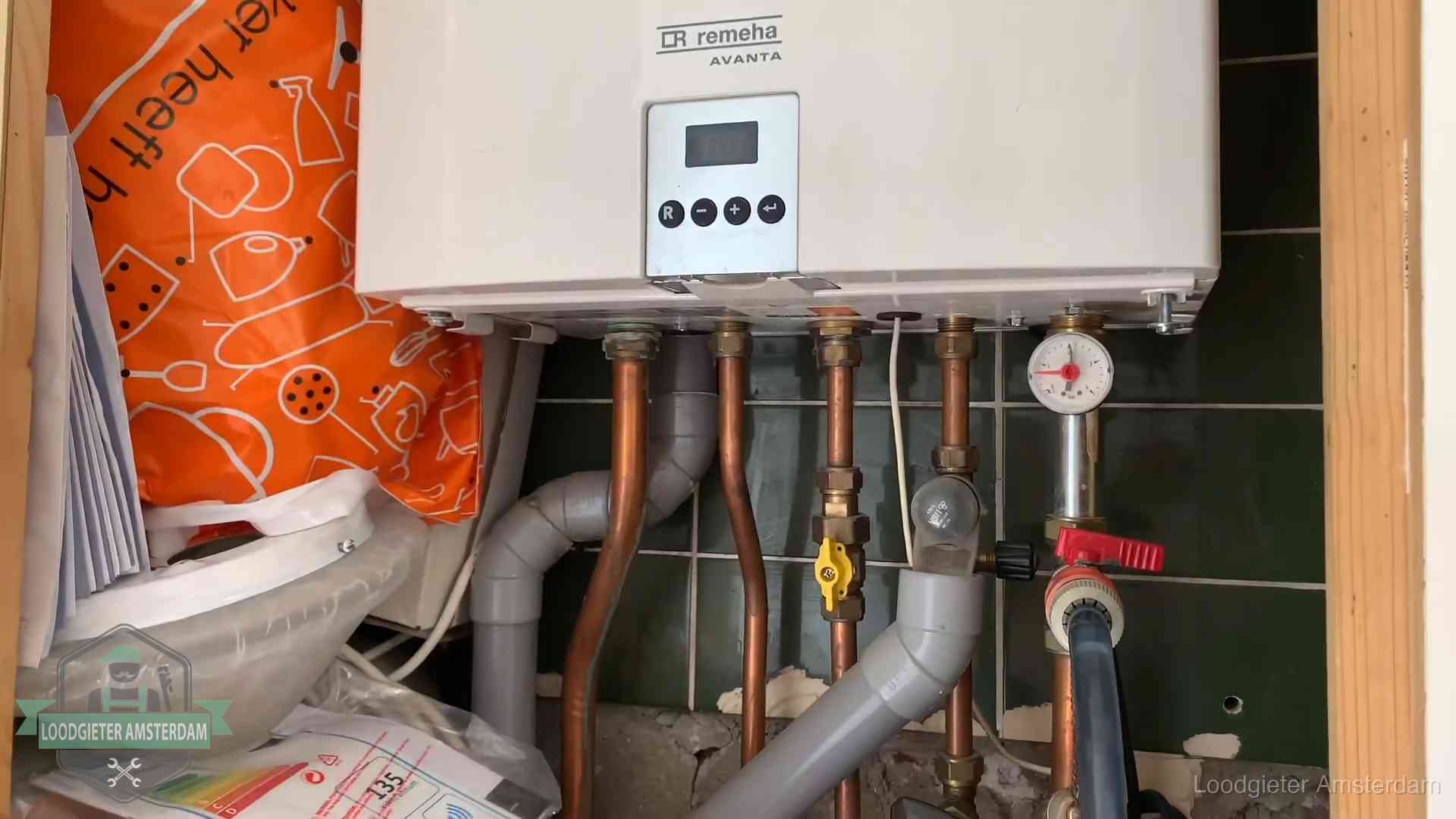 Remeha cv-ketel onderhoud in Amsterdam Oudere Remeha cv-ketel in een ketelkast in een woning in Amsterdam