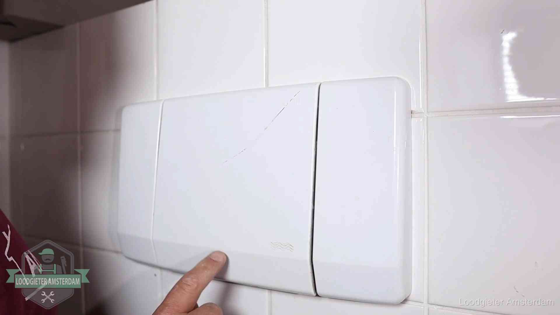 Bedieningspaneel van een inbouwreservoir van een hangend toilet in Amsterdam