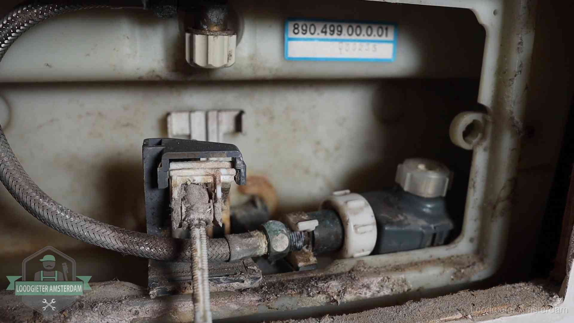 Verkalkt binnenwerk van een stortbak met vlotterkraan in Amsterdam