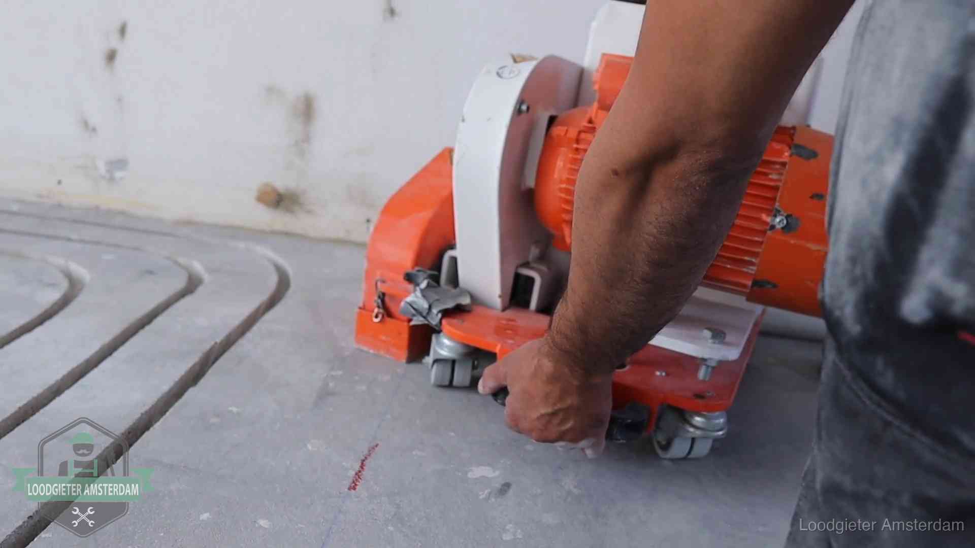 Lekkage in de vloerverwarming opsporen in Amsterdam Sleuvenpatroon voor vloerverwarming in de dekvloer van een woning in Amsterdam
