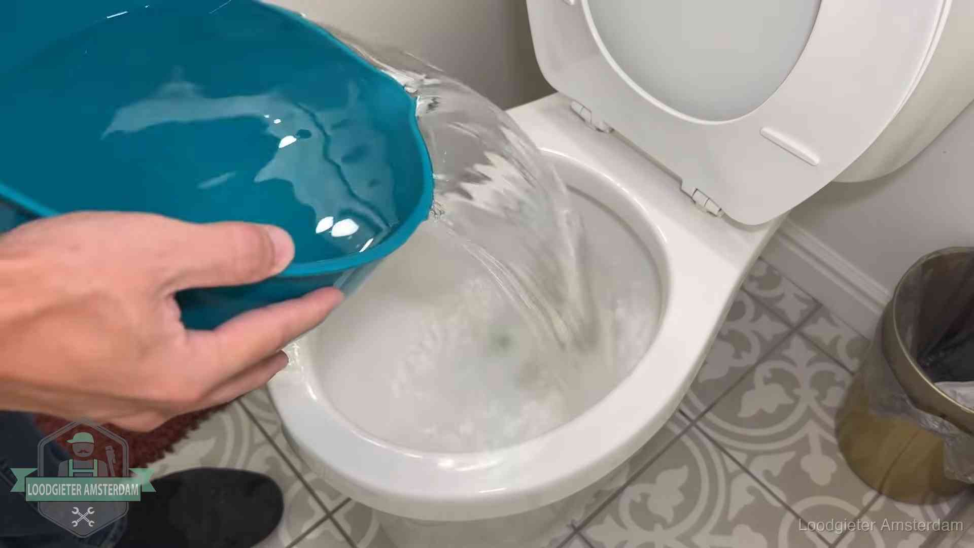 Warm water wordt voorzichtig in de wc-pot gegoten in Amsterdam