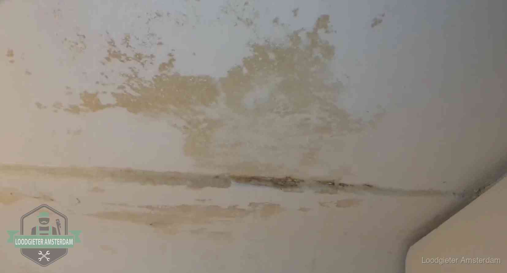 Watervlekken op een plafond in Amsterdam, schade die je bij de verzekering meldt