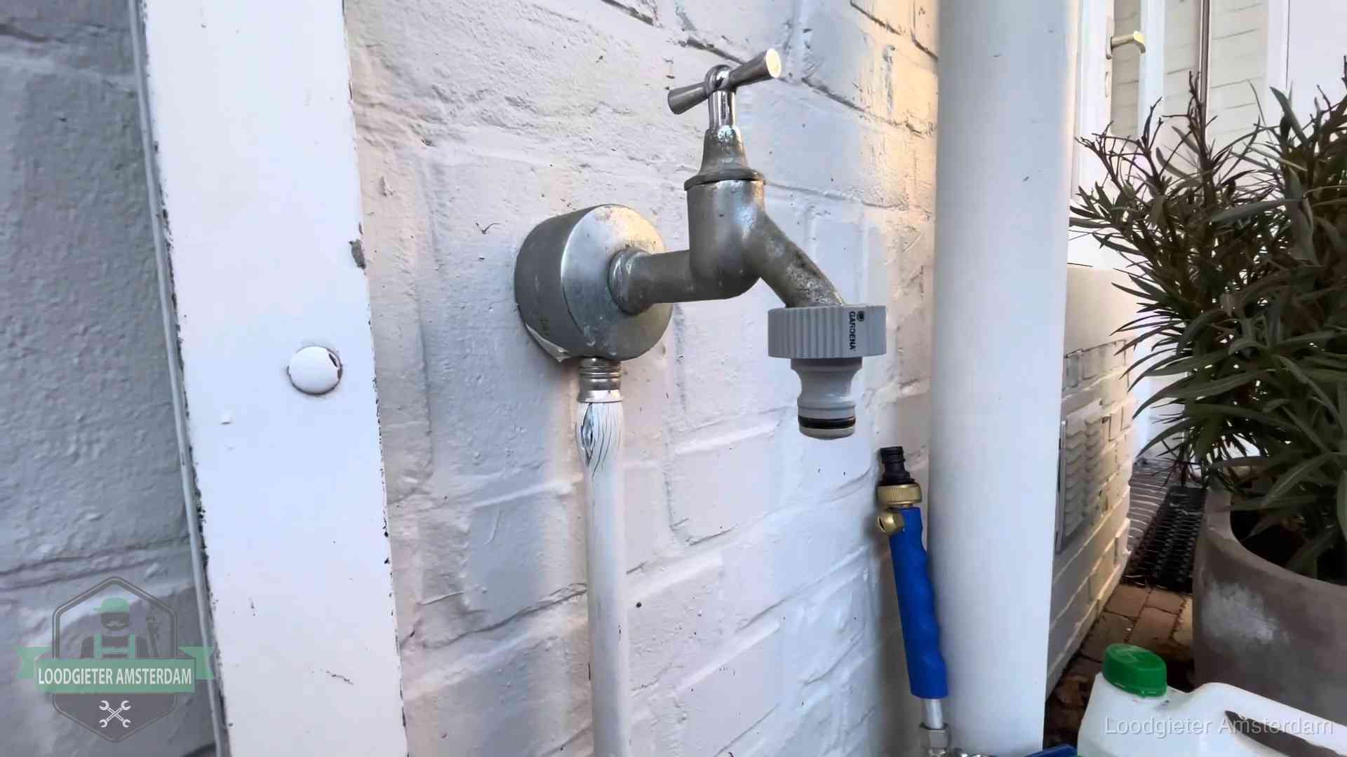Hoge waterrekening in Amsterdam Buitenkraan met slangaansluiting bij een woning in Amsterdam, sluipverbruik zie je terug op de waterrekening