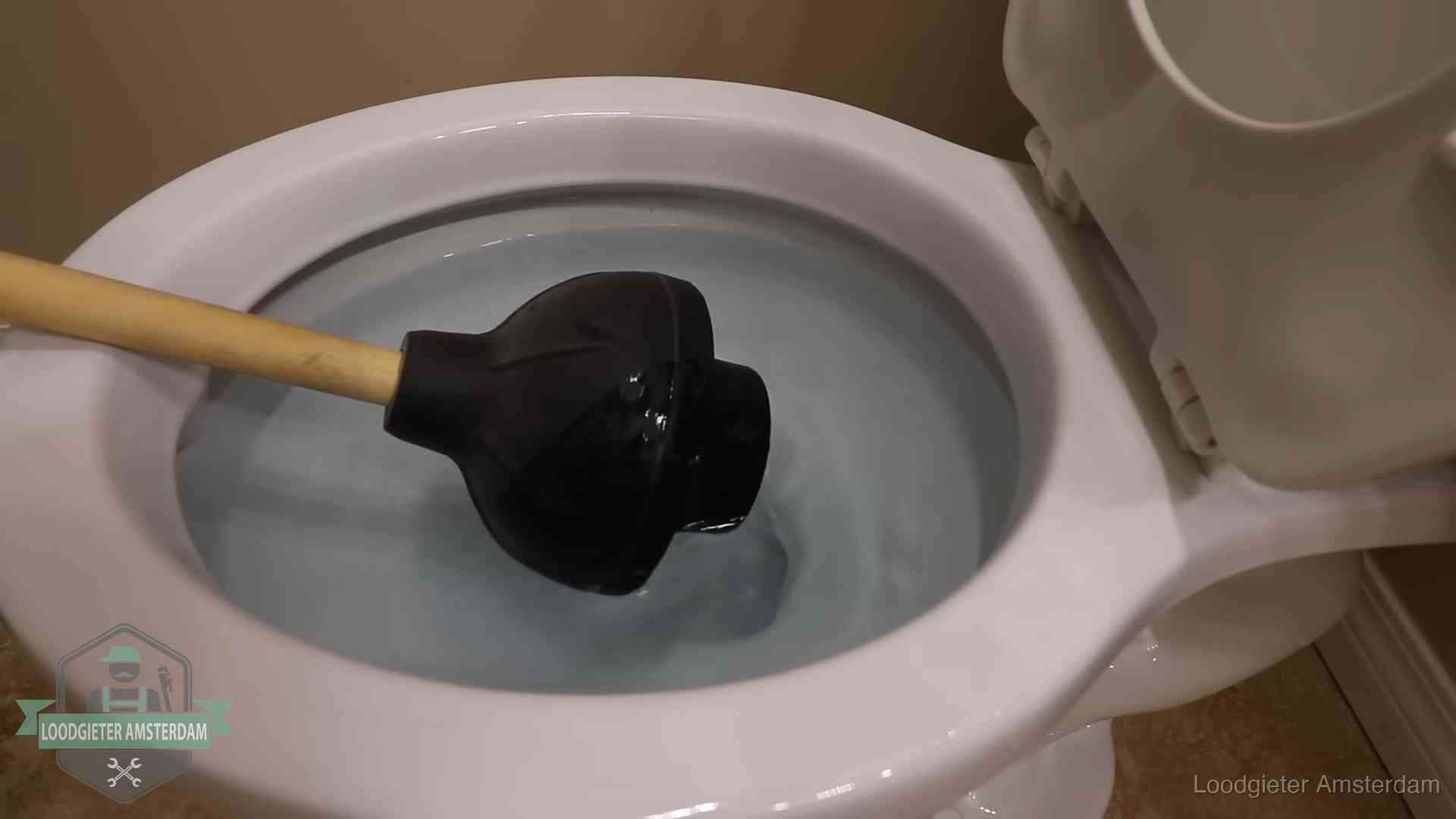 Plopper in een wc-pot die vol water staat in Amsterdam