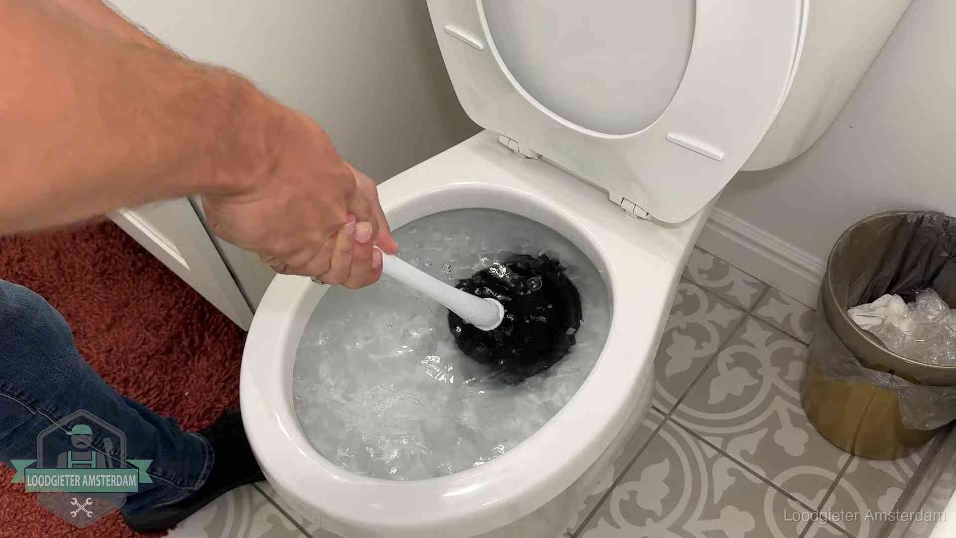 Zelf de wc ontstoppen met een plopper in Amsterdam, het water kolkt in de pot