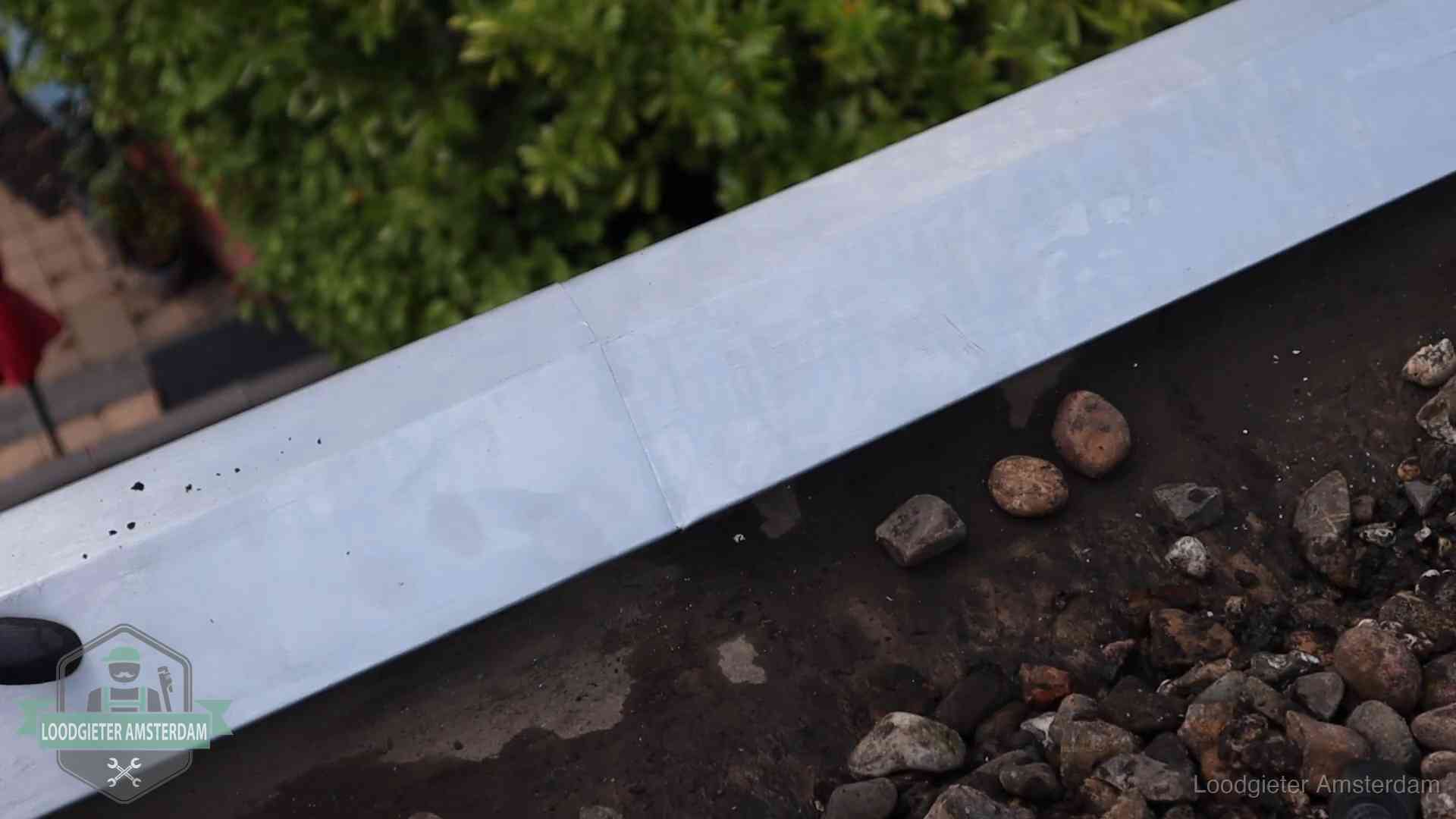 Strak gesoldeerd naaddetail in een zinken daktrim op een dak in Amsterdam